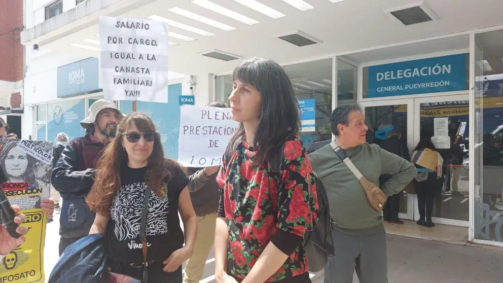 Docentes nucleados en SUTEBA Multicolor volvieron a reclamar este miércoles frente a la sede de IOMA en Mar del Plata.