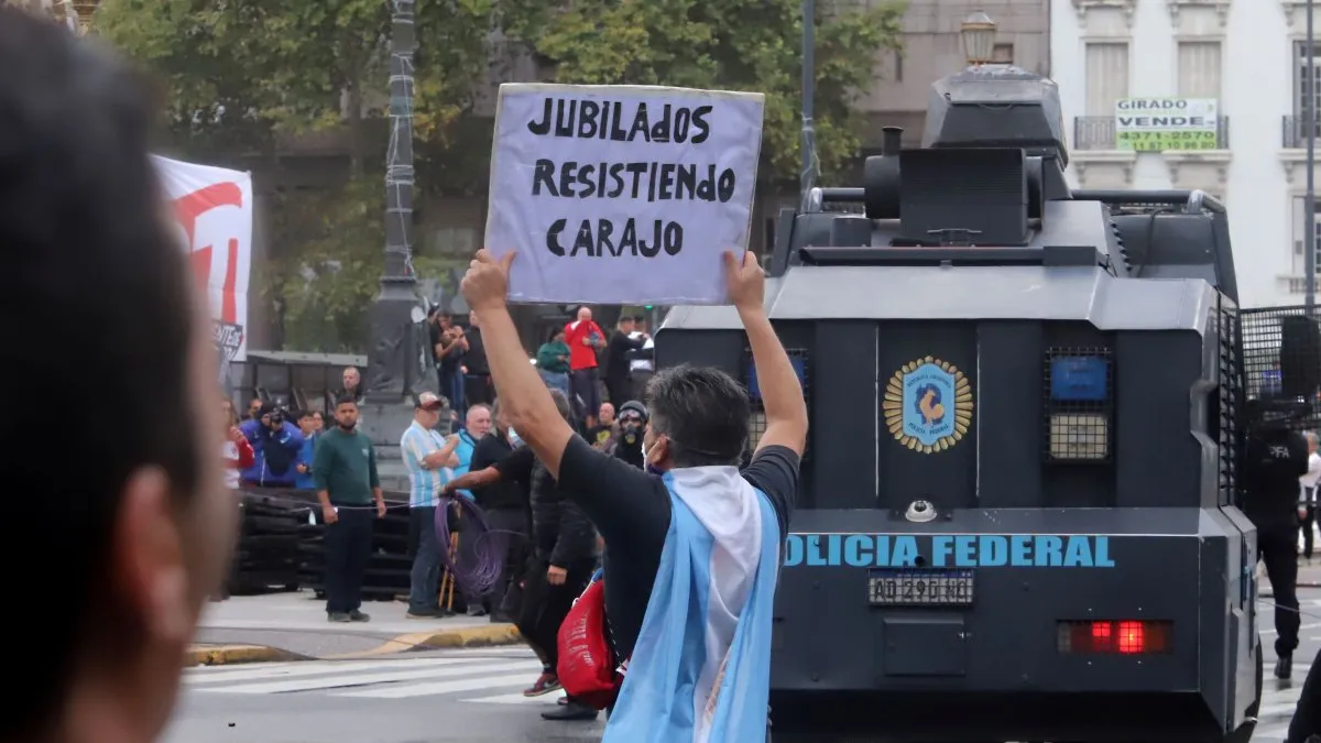 Ni un paso atrás nueva movilización frente al Congreso con piqueteros, gremios y jubilados