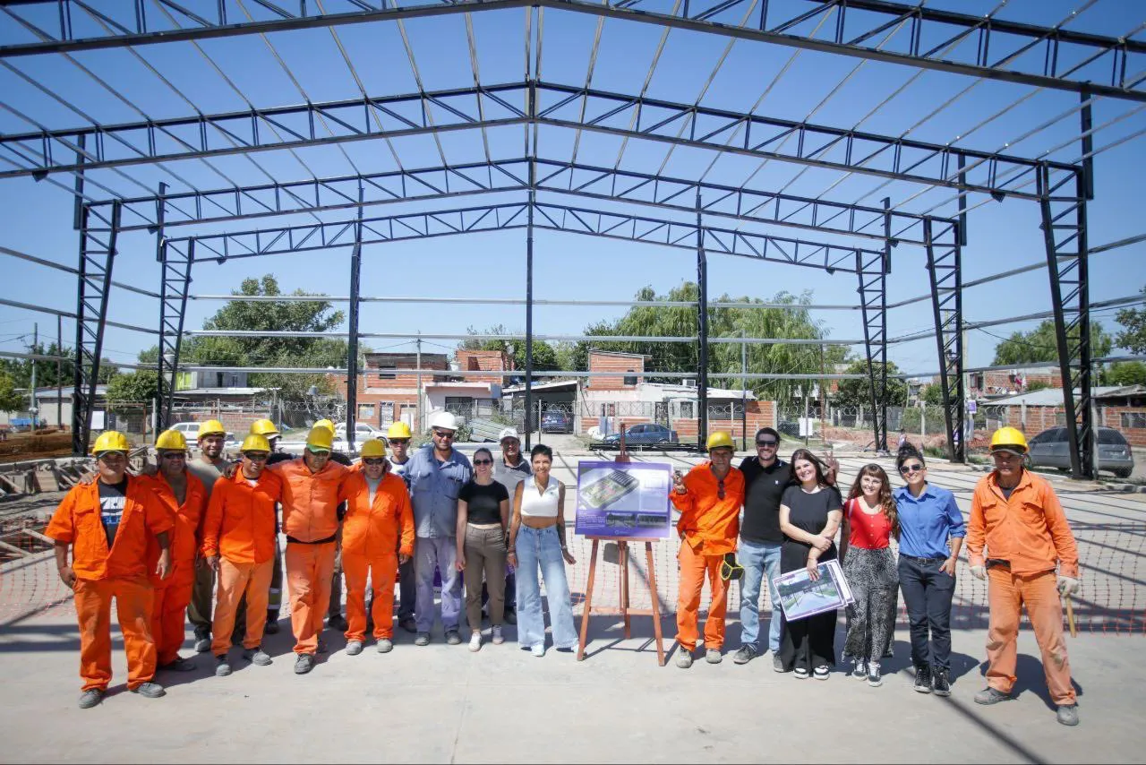Mendoza supervisó obras de pavimento y del nuevo Polideportivo en el barrio Kolynos.