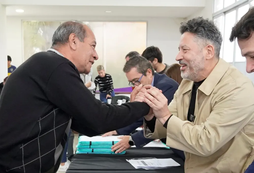 Menéndez encabezó acto de firma de escrituras.