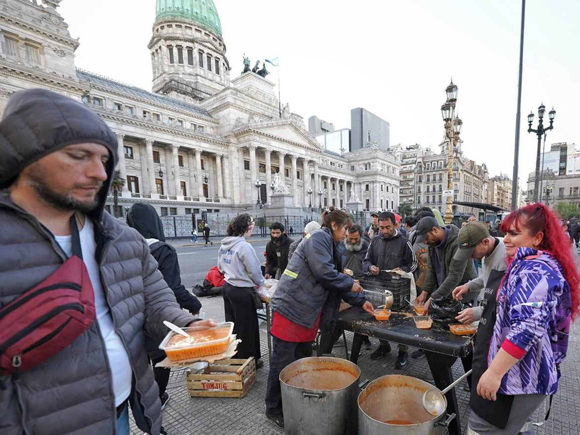 Personas en situación de vulnerabilidad reciben alimentos frente al Congreso.
