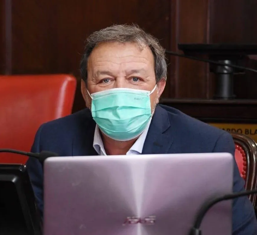 ENTREVISTA: El senador Costa adelantó que harán uso de su mayoría para aprobar el subsidio a escuelas privadas