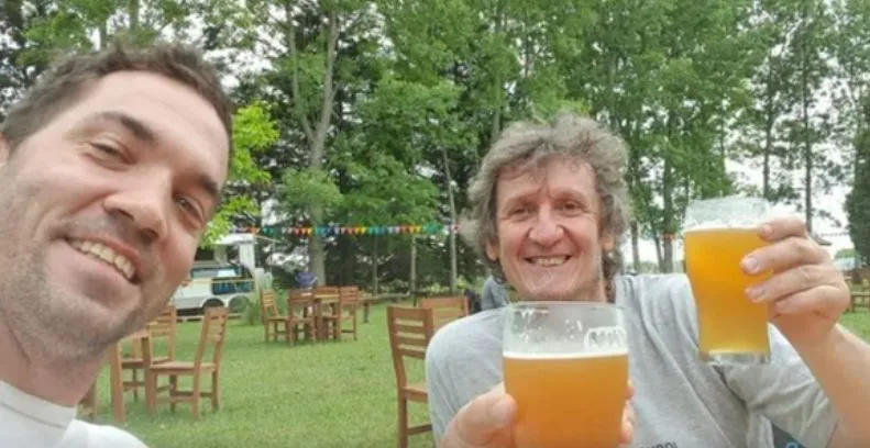 Longhi derecha junto a su amigo y presunto asesino Pablo Achard