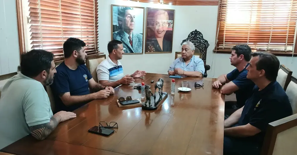 Salazar junto a representantes de Luz y Fuerza.