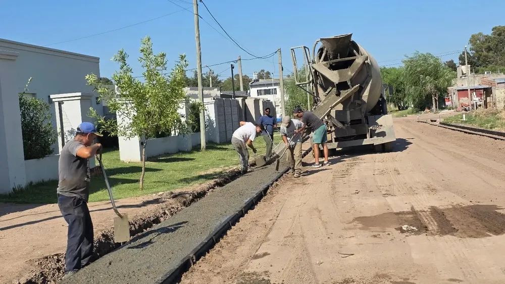 Avanzan las obras de cordón cuneta en distintos puntos de la ciudad