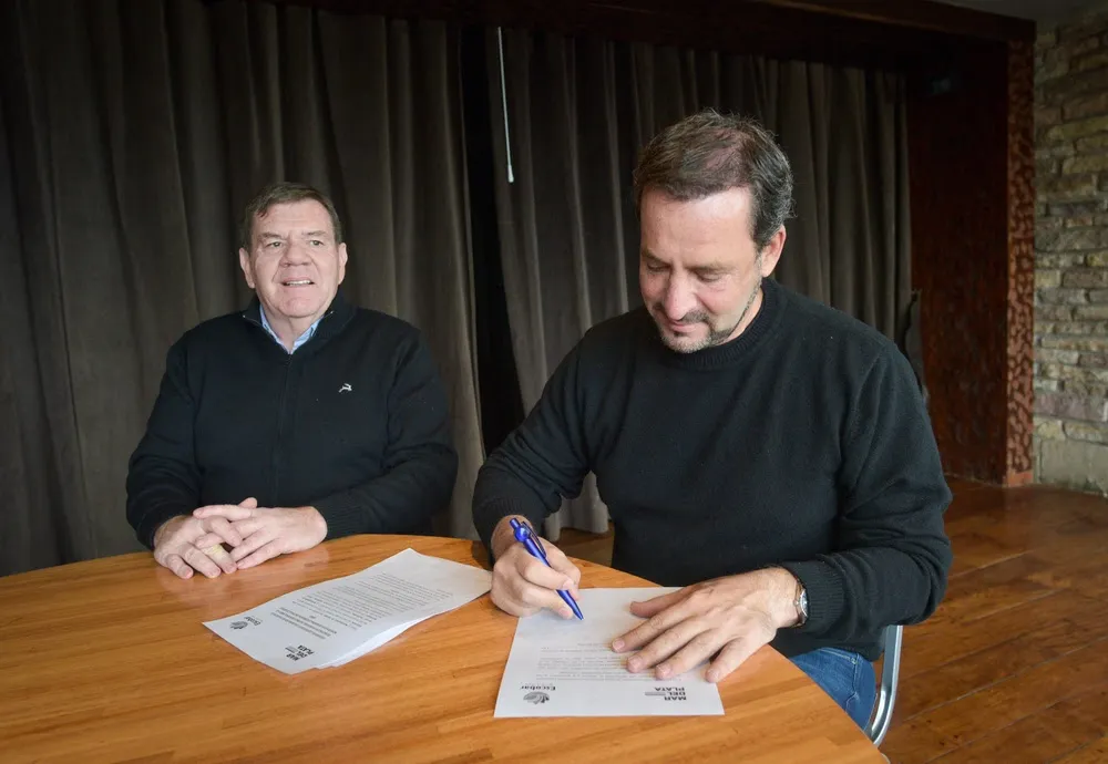 Sujarchuk junto a Montenegro.