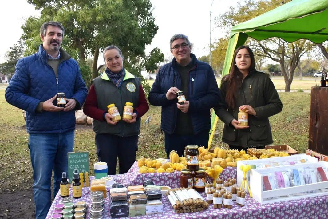 Ianantuony y Rodríguez junto a emprendedores locales.