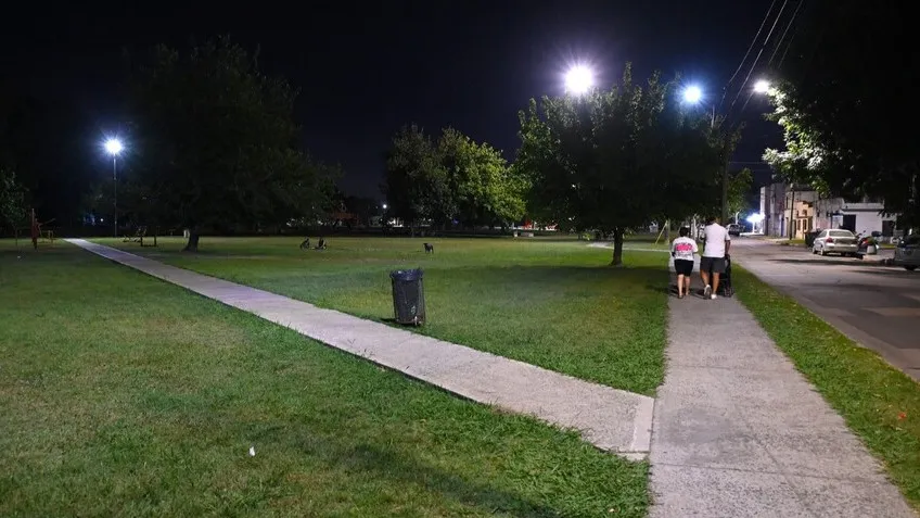 Avanzan las mejoras de iluminación en calle Las Heras y en el sendero del parque