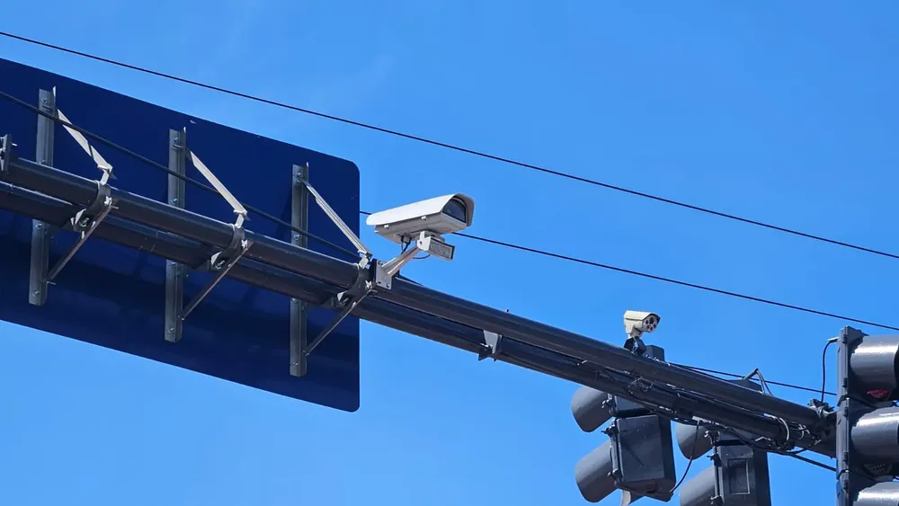 Finalizó la instalación de lectoras de patentes en la calle Uruguay