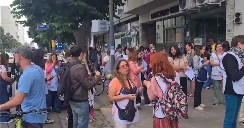 Manifestación de docentes bonaerenses frente al ministerio de Transporte
