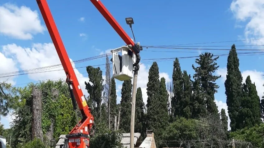 Avanza la colocación de luminarias en el partido de Luján