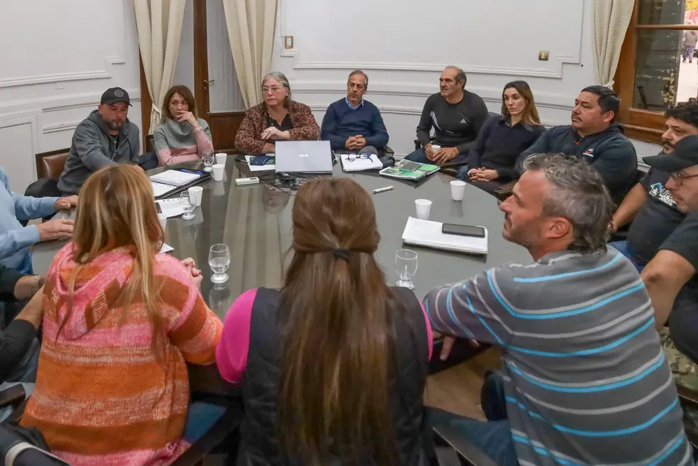 El Ejecutivo municipal y los sindicatos acordaron un incremento del 15 por ciento en los meses de mayo y junio respectivamente
