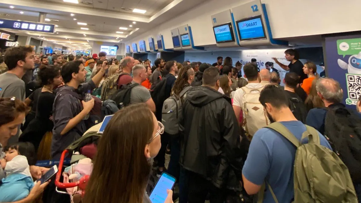 Pasajeros varados por medidas de fuerza en Aeroparque.