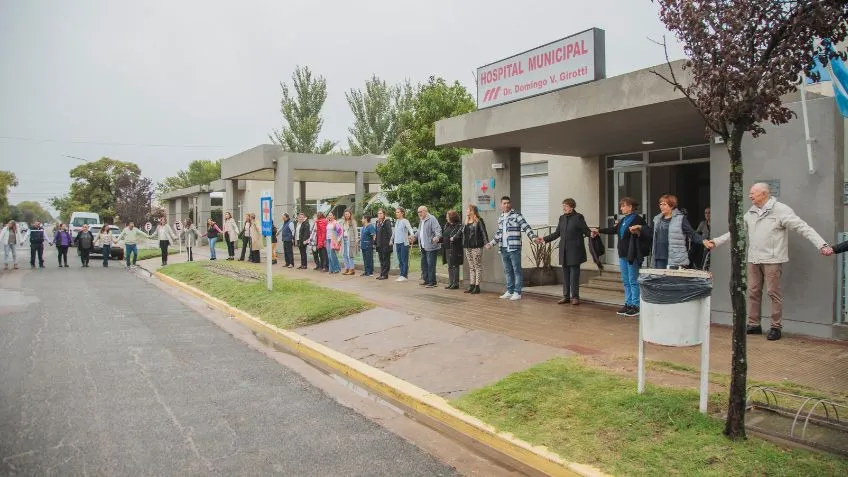 Abrazo simbólico al Hospital municipal de Tres Lomas