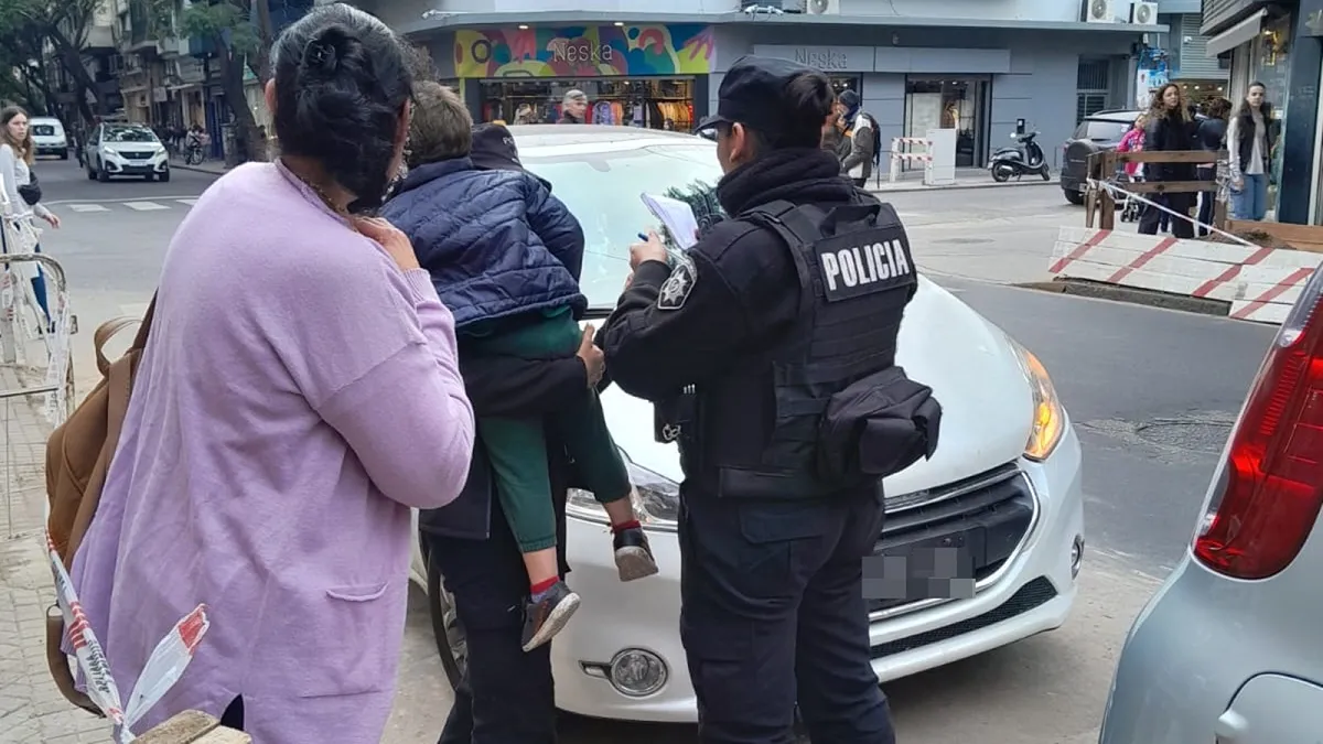 Una mamá dejó encerrado en el auto a su hijo de dos años en Rosario
