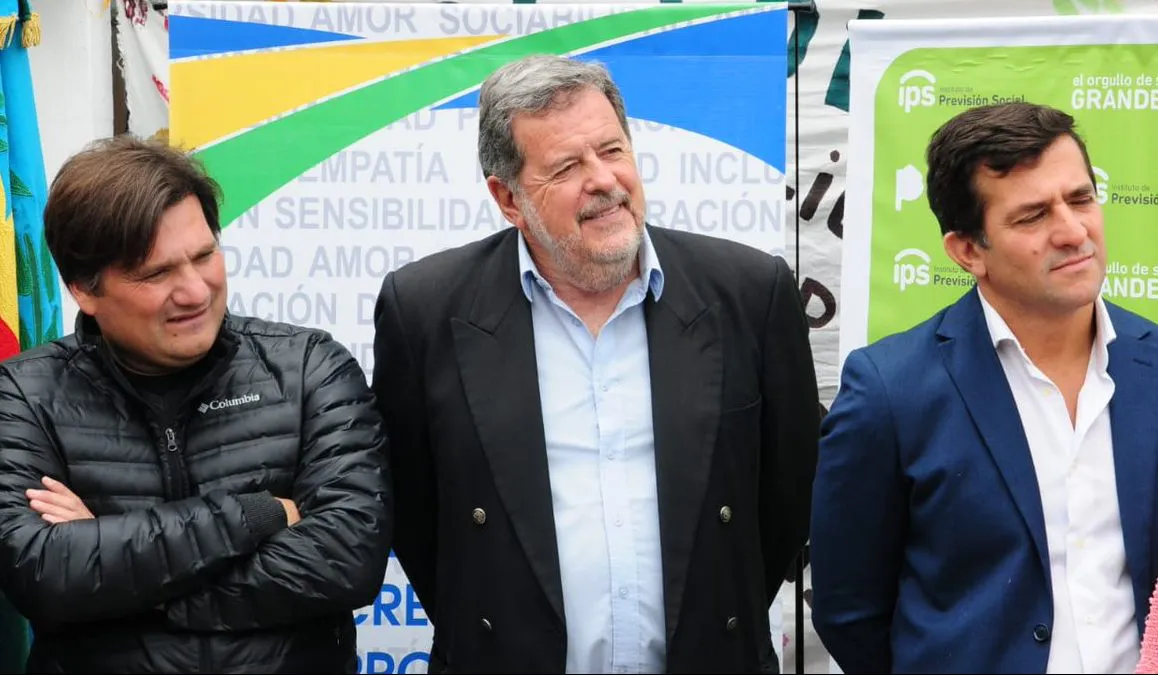 Kubar recibió a Elustondo y juntos entregaron certificados