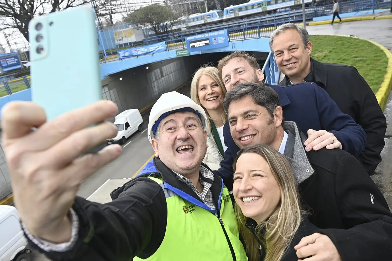 Kicillof sale al territorio, ordena al peronismo y enfrenta el avance libertario