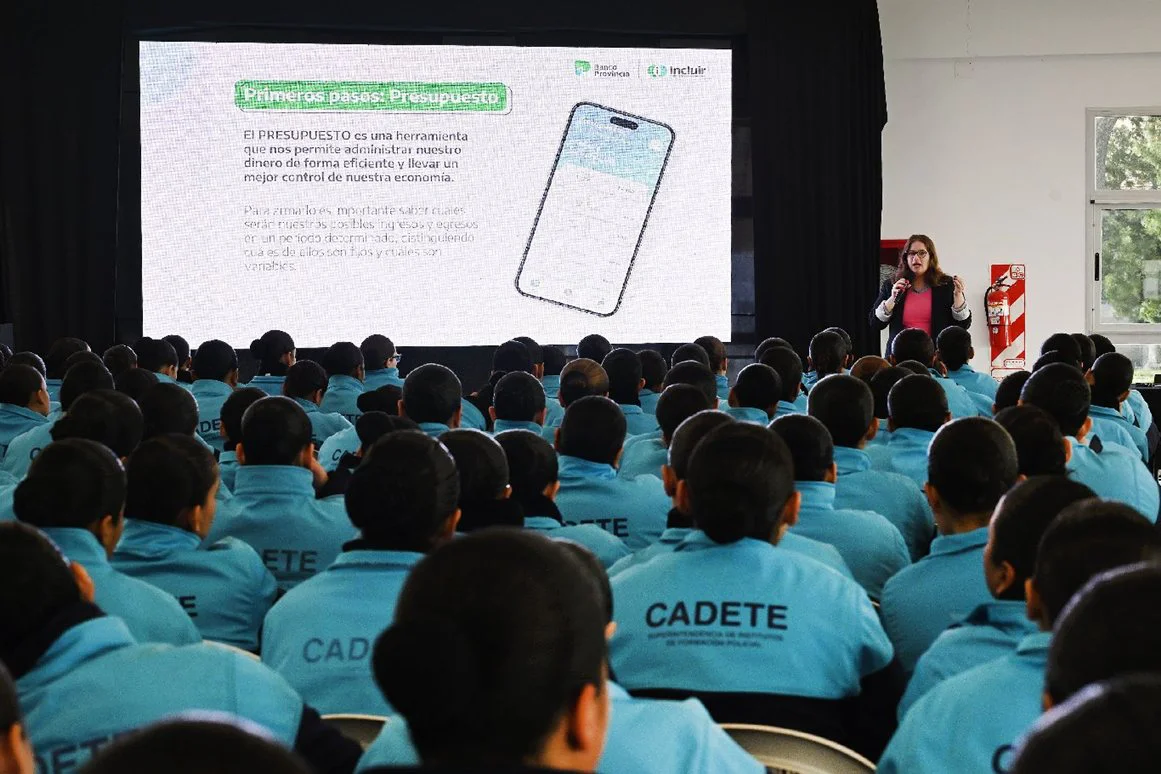 Banco Provincia capacita a cadetes de la policía bonaerense en educación financiera.