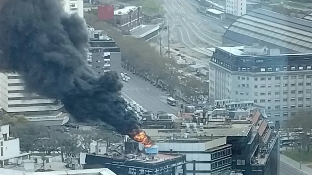 Voraz incendio en edificio de Retiro: hay heridos graves