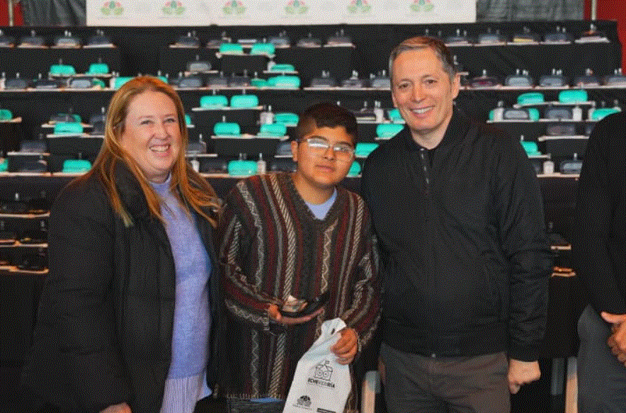 Gray entregó lentes a estudiantes.