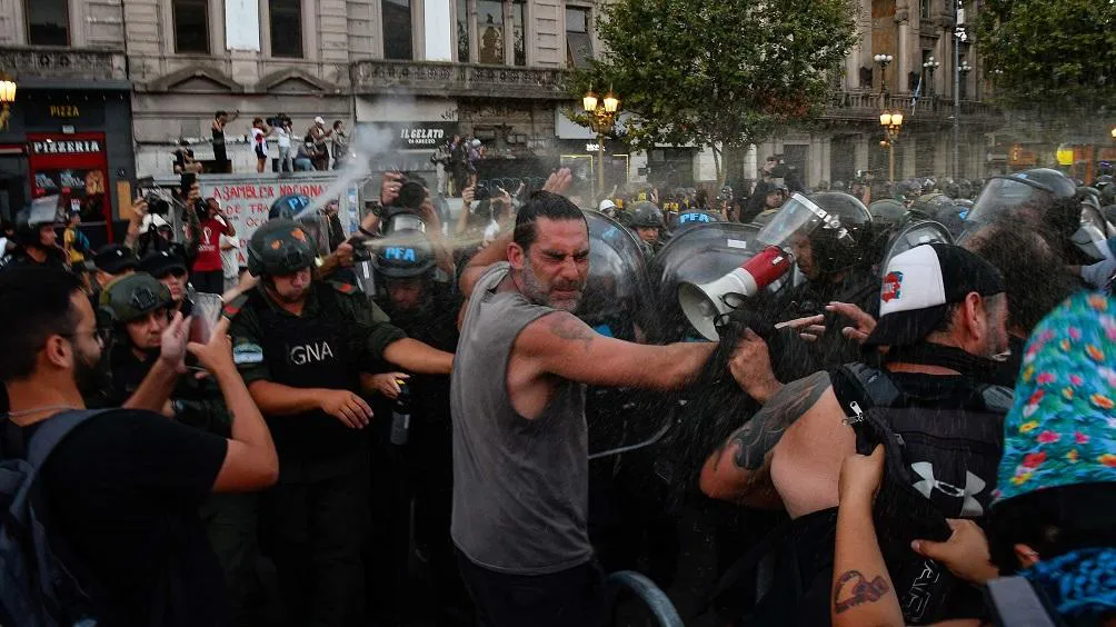Incidentes entre policías y manifestantes. (Foto: Eliana Obregón)