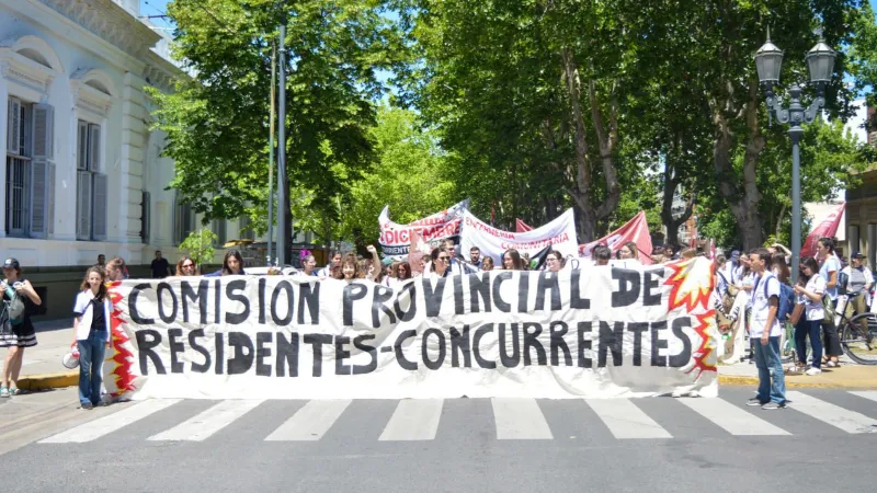 Médicos residentes se movilizan en PBA por mejoras salariales