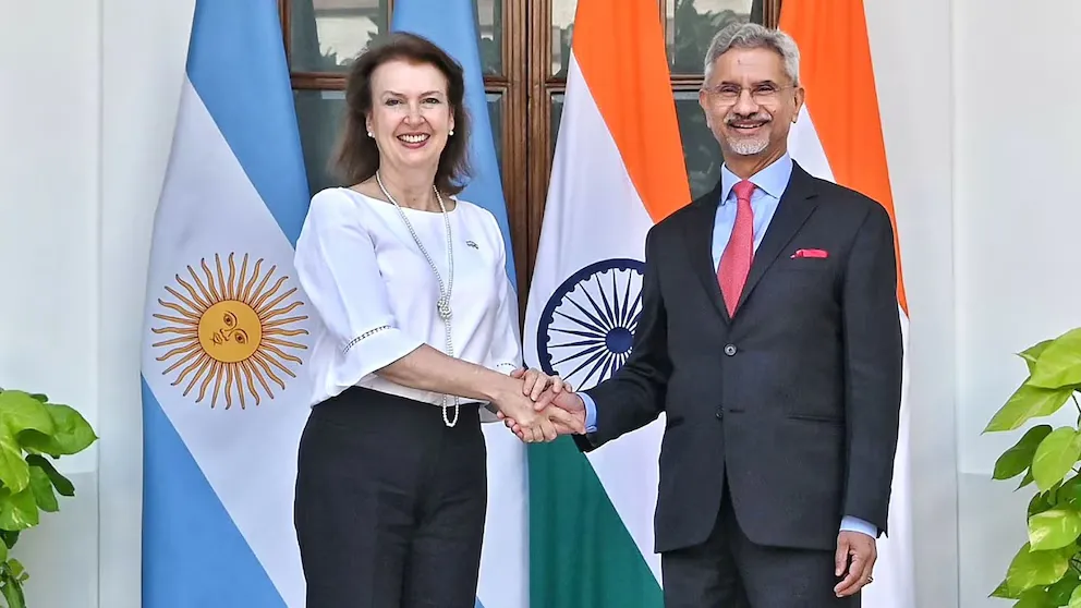 Diana Mondino en India