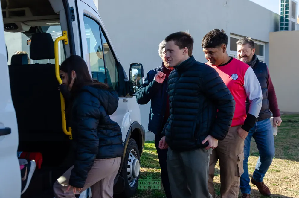 Rivadavia: nueva combi para escuela agraria "gracias al compromiso de la Provincia con la educación pública"