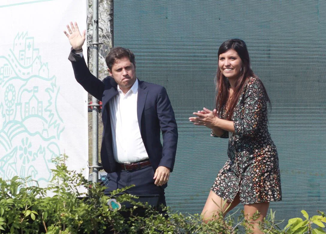 Kicillof junto a la ministra de Ambiente bonaerense, Daniela Vilar
