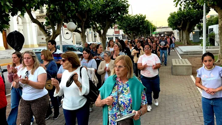 Cacerolazo de vecinos autoconvocados frente a la Municipalidad de Navarro.