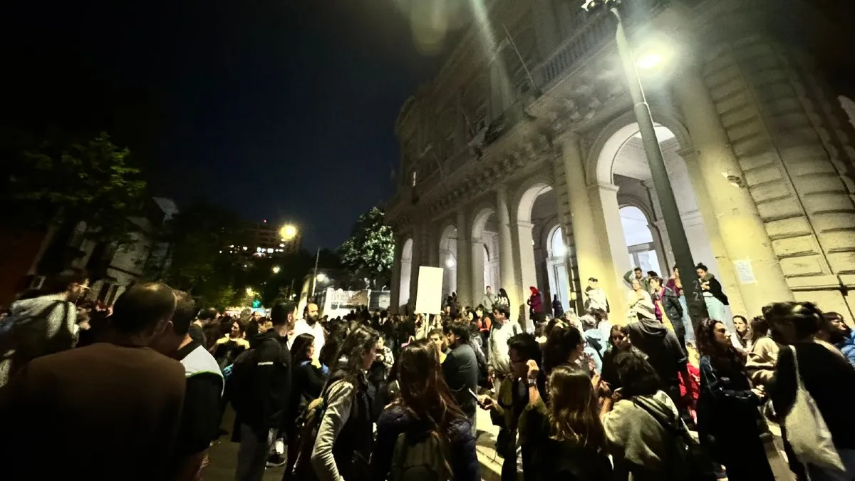 Abrazo solidario al Bonaparte: trabajadores resisten el cierre