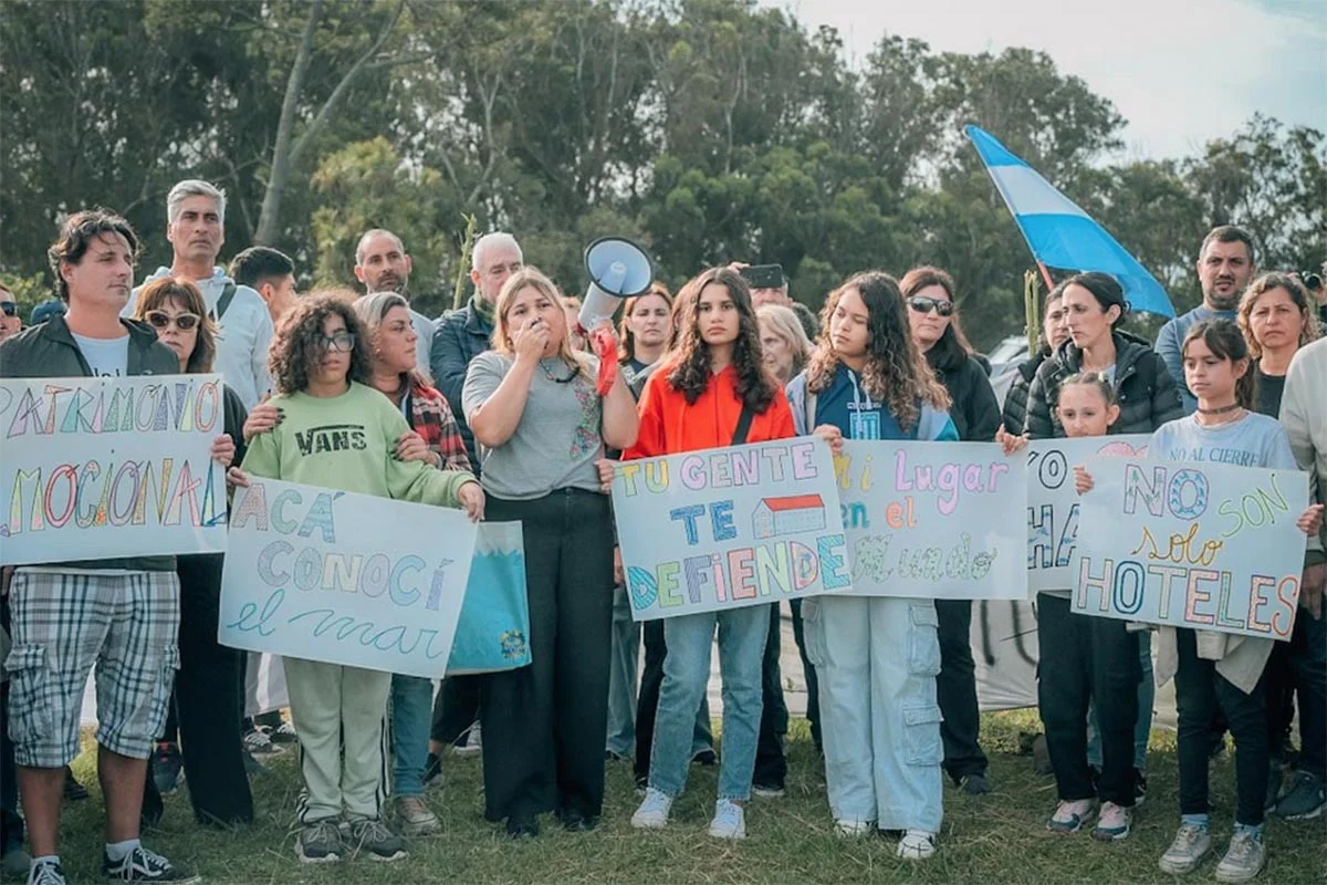 Abrazo solidario y simbólico a los hoteles de Chapadmalal