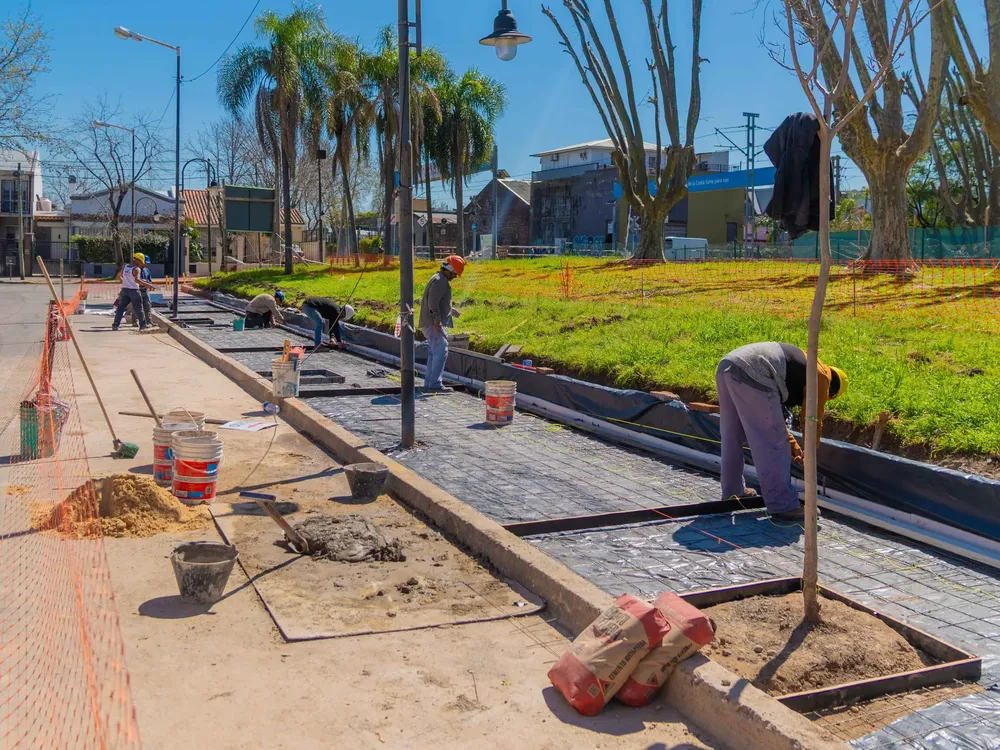 Andreotti recorrió la obra de una nueva plaza junto al Tren de la Costa 2