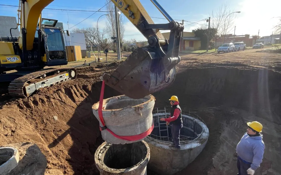 SE TRABAJA EN EL ÚLTIMO TRAMO DE PARED DE LA NUEVA SALA DE BOMBEO EN LEDESMA Y PTE. YRIGOYEN