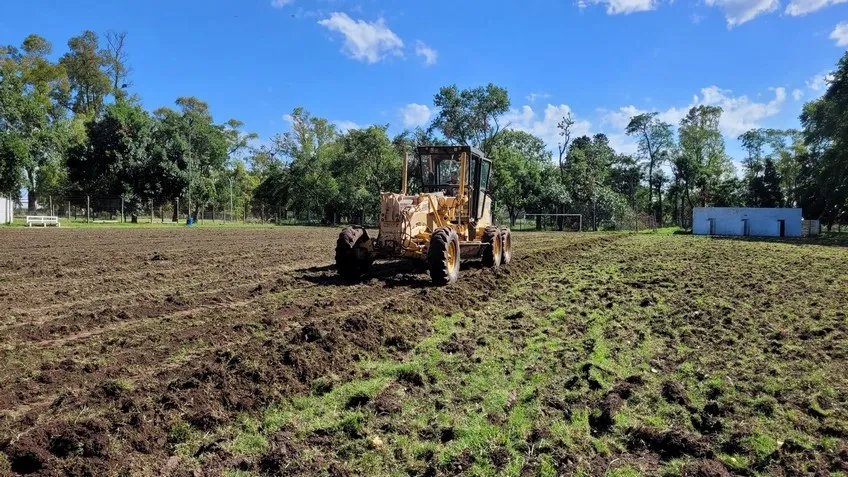 Obras en la cancha de fútbol del Parque Municipal.