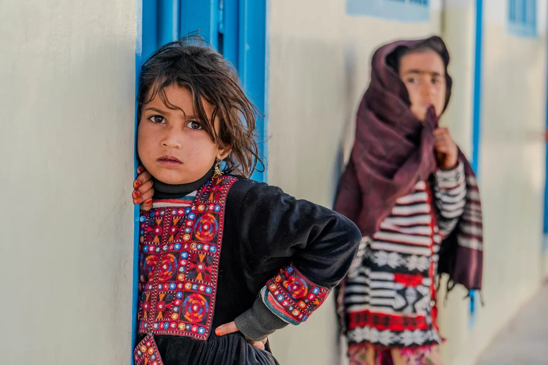 Dos niñas afganas retornan desde Pakistán.