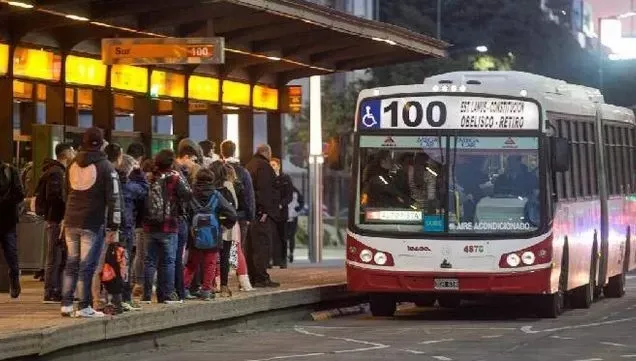 Reducen al 50% frecuencia de colectivos por reclamo de subsidios y se complica viajar en el AMBA