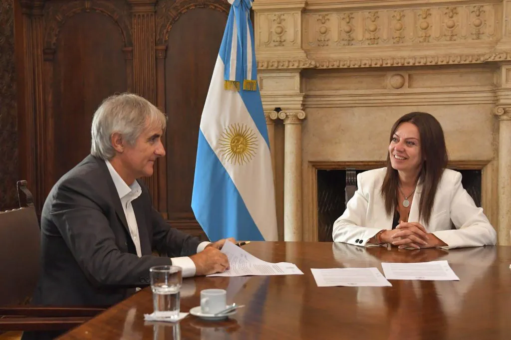 Pettovello junto a Luciano Ojea Quintana, director nacional de Cáritas Argentina