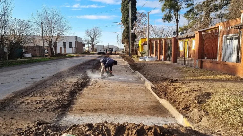 Obras de cordón cuneta en Rojas.