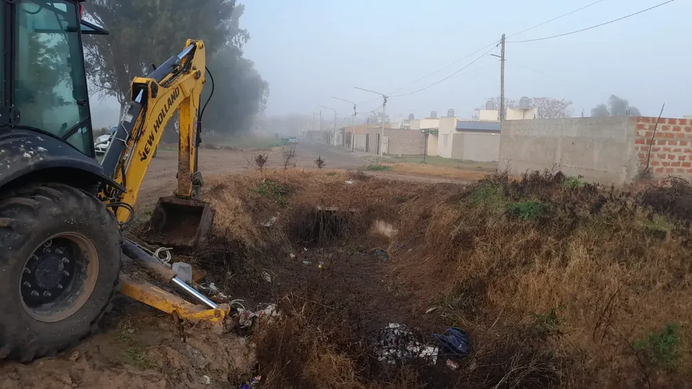 Limpieza de desagüe en Mendoza y Barbazán, barrio Acevedo