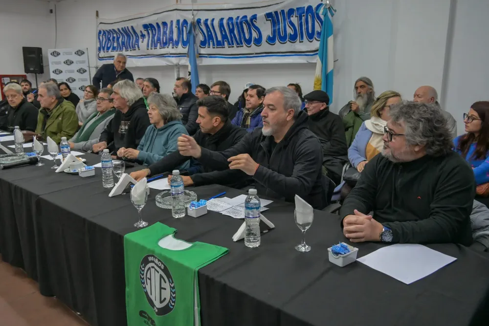Por la soberanía, el trabajo y el salario marcha y nuevo frente opositor