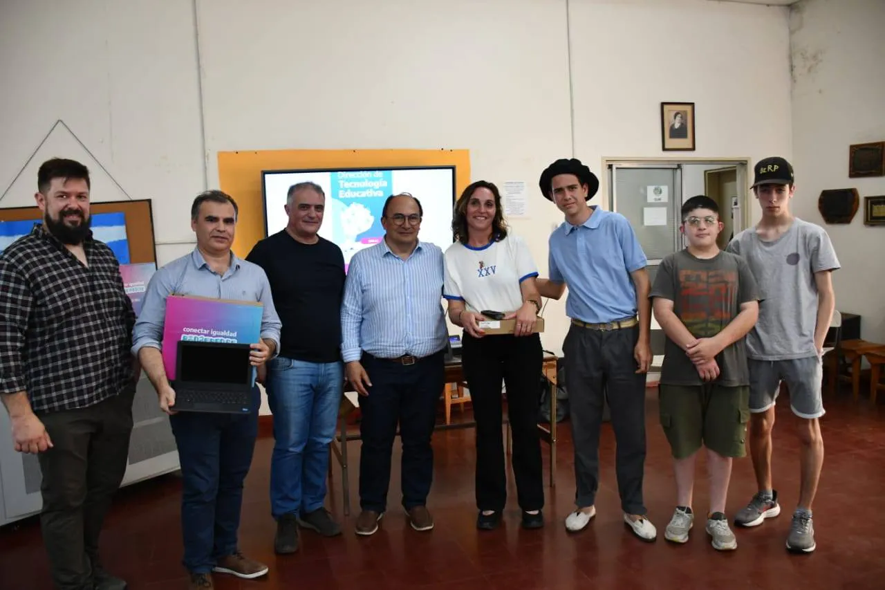 Salomón entregó netbooks.