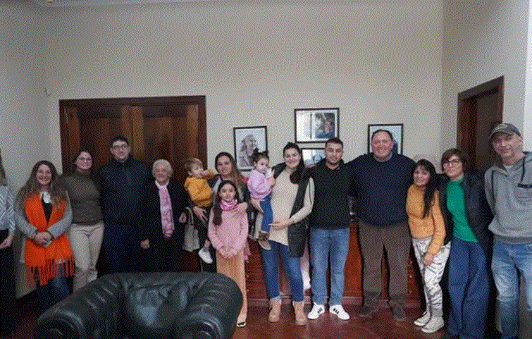 5 familias de General Las Heras firmaron hoy la escritura de su vivienda