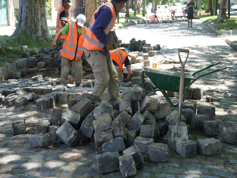 El Municipio reacondiciona calles adoquinadas para cuidar la identidad barrial
