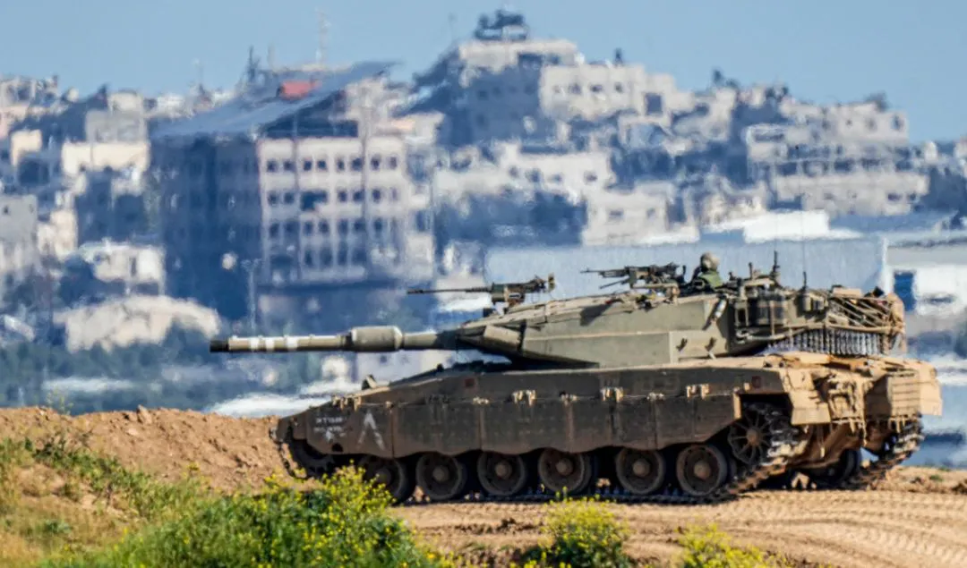 Soldado israelí en un tanque en la frontera con Gaza