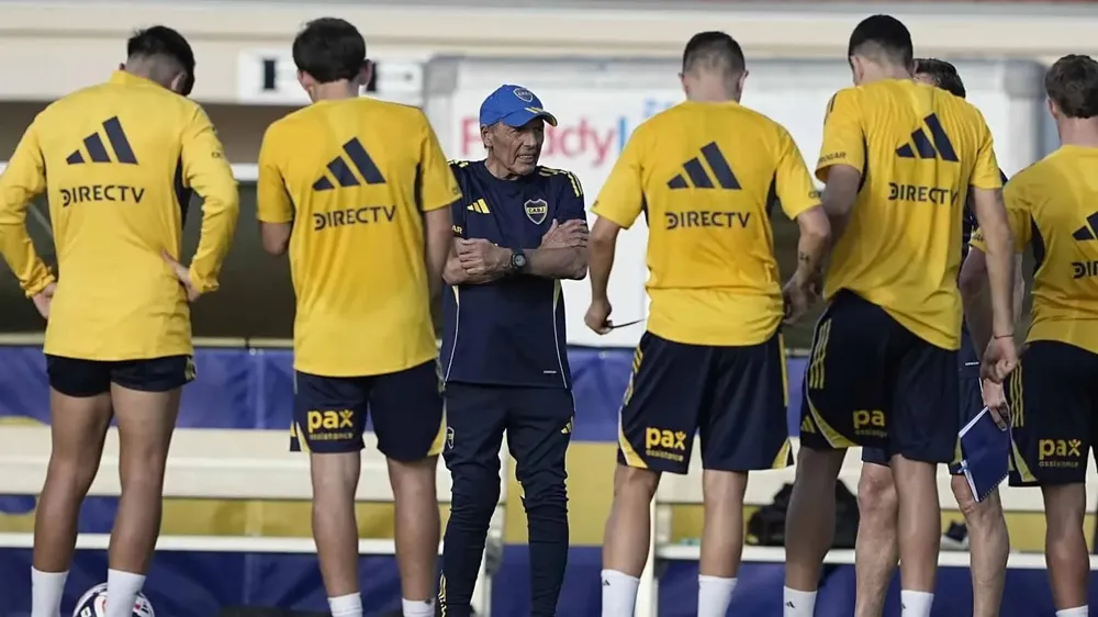 Russo junto a los jugadores de Boca.