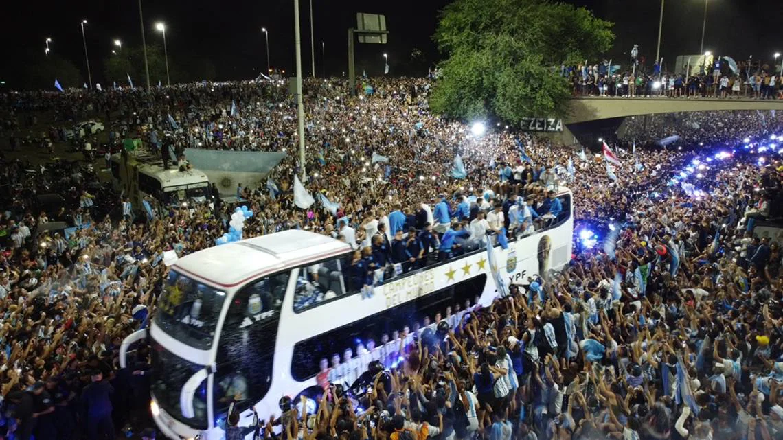 La Selección Argentina atravesó la Autopista Ricchieri en dirección al predio de Ezeiza (2022)