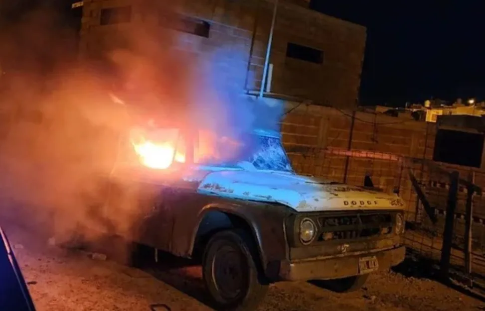 Vecinos prendieron fuego la camioneta del presunto asesino
