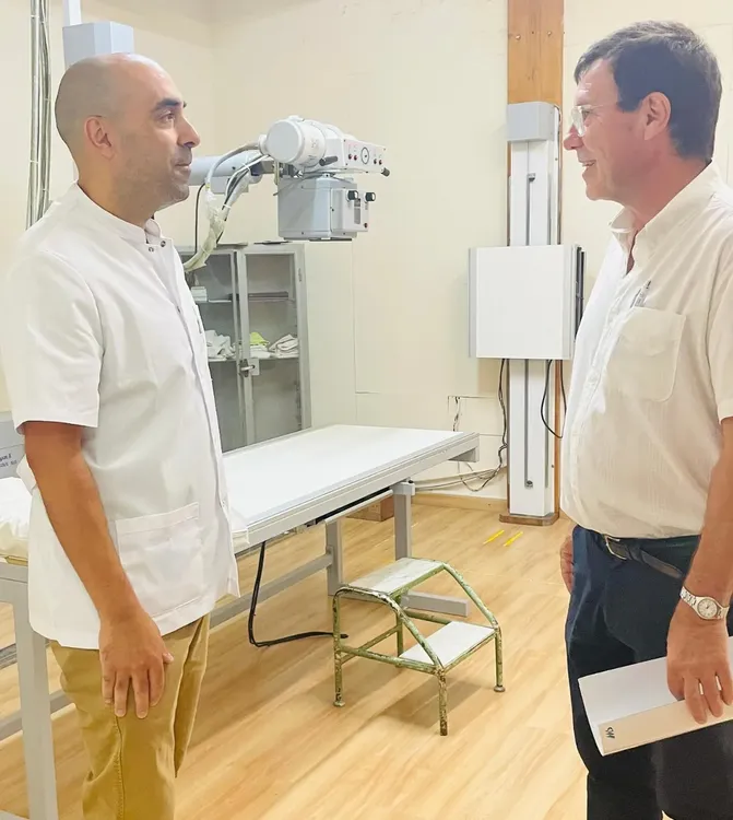 Chalde junto al técnico radiólogo Diego Mauro.