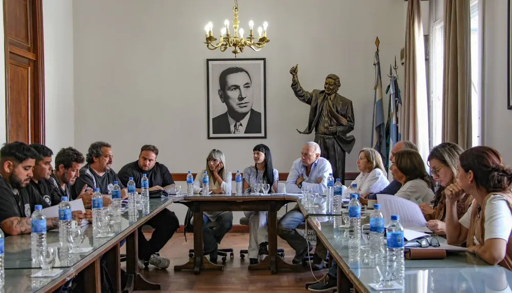 Senadores de Fuerza Patria recibieron al SUTNA por el conflicto en FATE